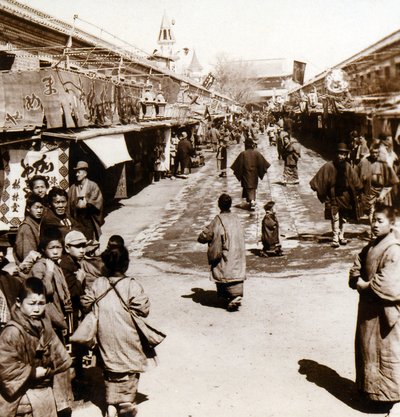Straßenszene im Asakusa-Viertel von Tokio, Japan, um 1900 von Japanese Photographer